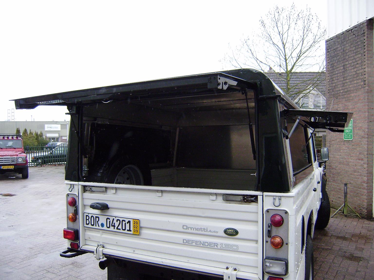 Hard-Top With horizontal back doors + both sides d